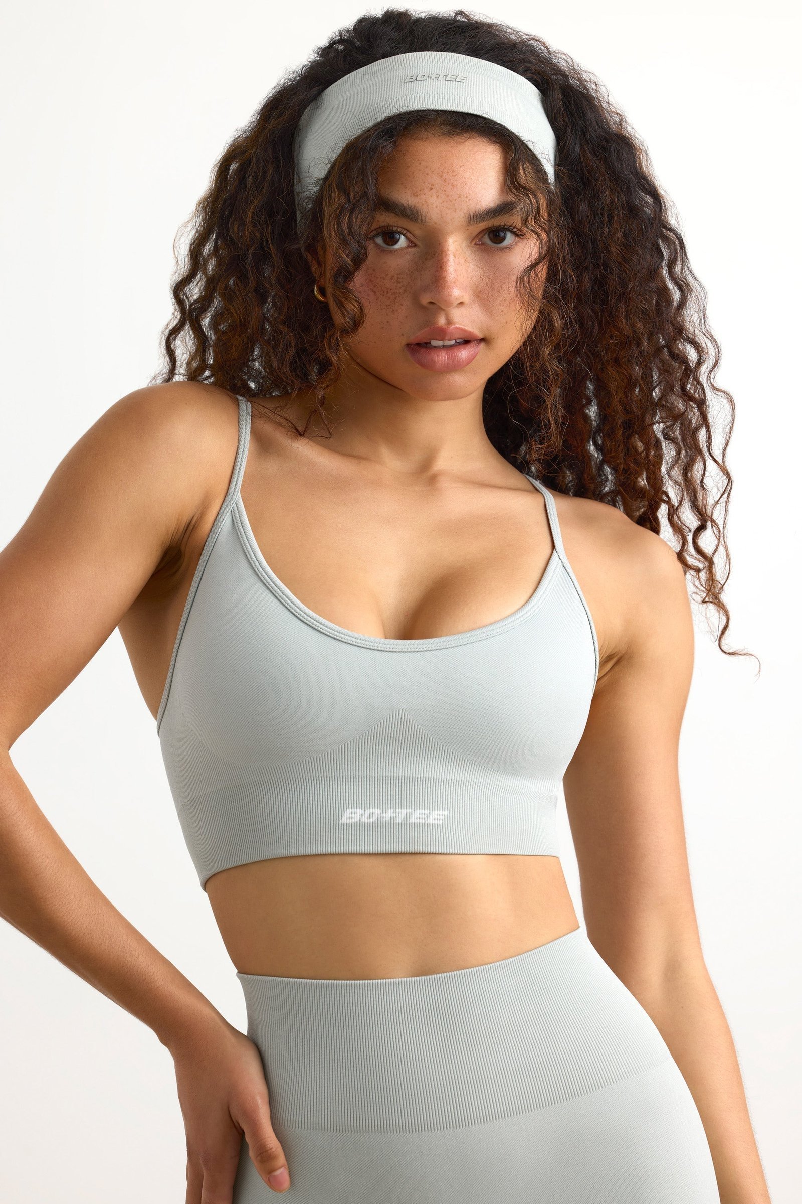 Super Sculpt Seamless Scoop-Neck Sports Bra in Fog - Image 7