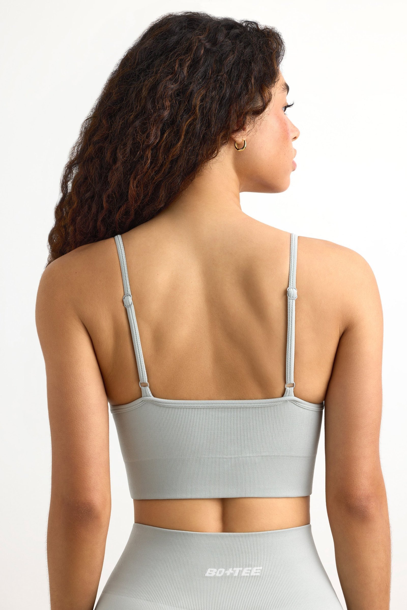 Super Sculpt Seamless Scoop-Neck Sports Bra in Fog - Image 3