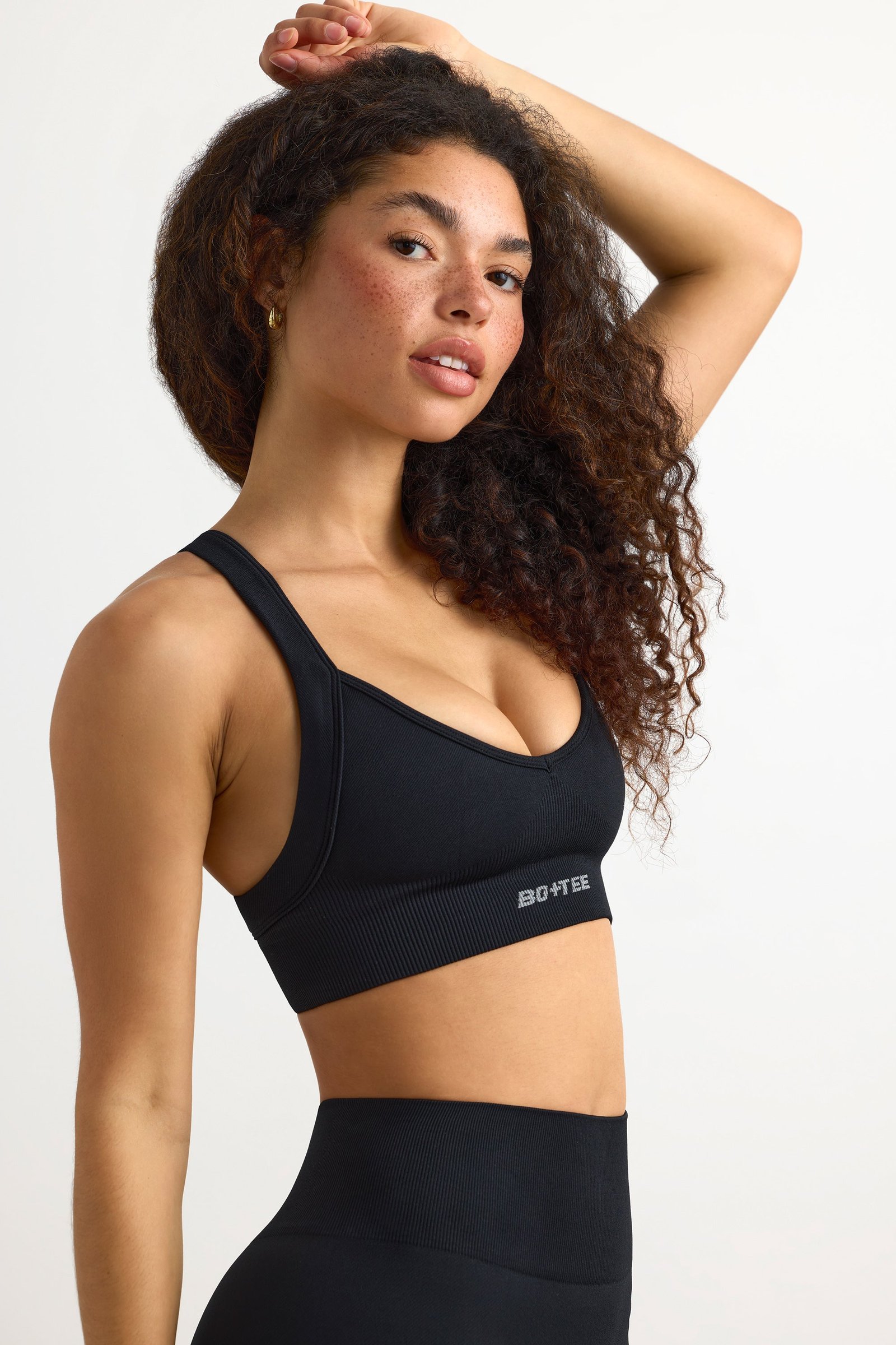 Super Sculpt Seamless Cross-Back Sports Bra in Black - Image 2