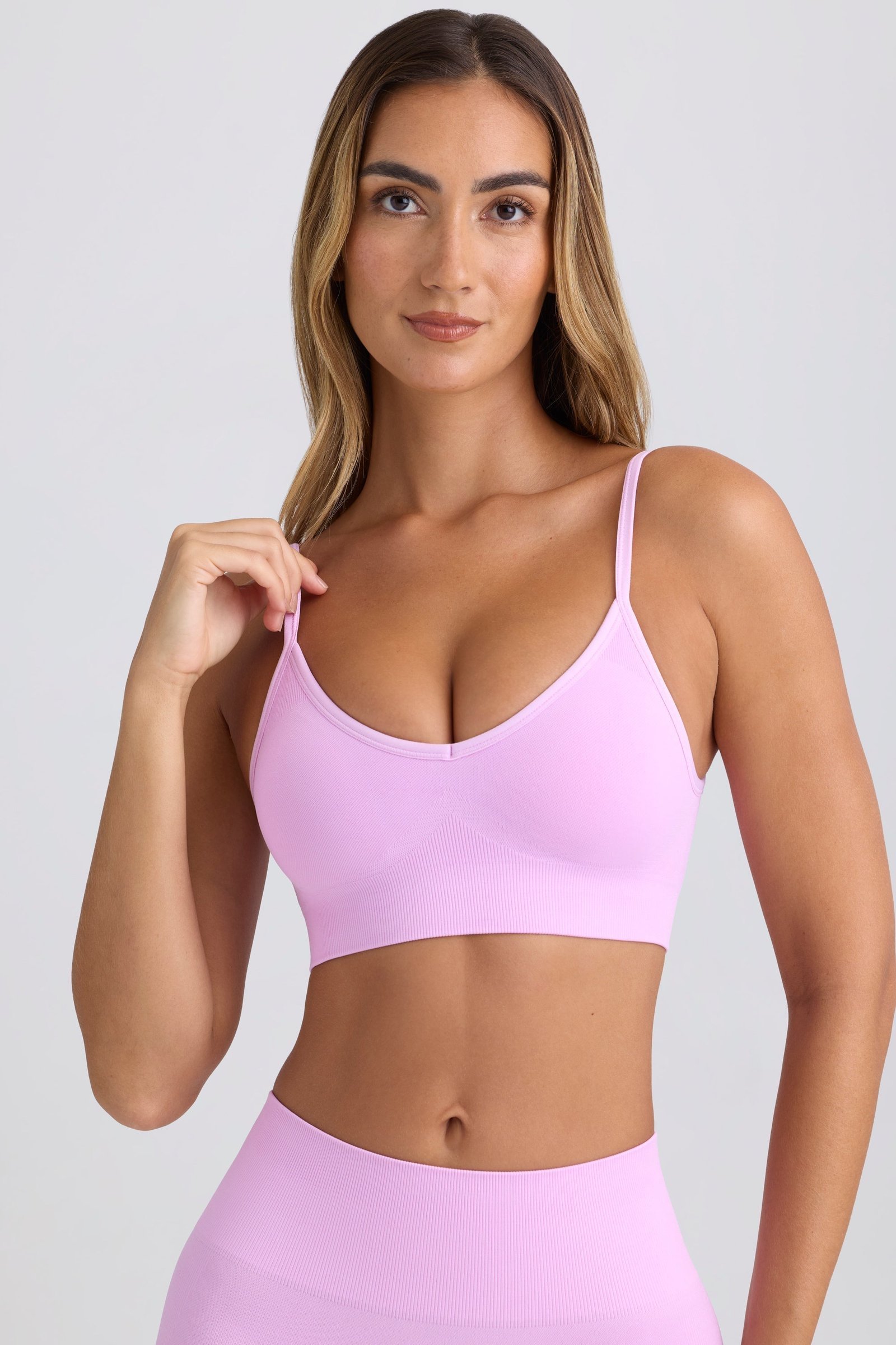 Super Sculpt Seamless Scoop-Back Sports Bra in Violet Pink - Image 4